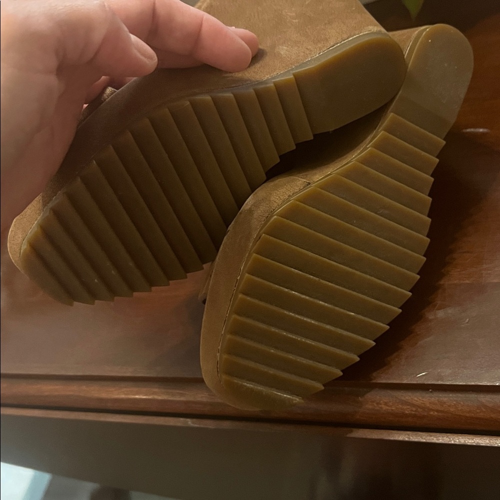Vince Camuto Tan Leather Sandals 7.5 gently used and are in excellent condition - Picture 7 of 8
